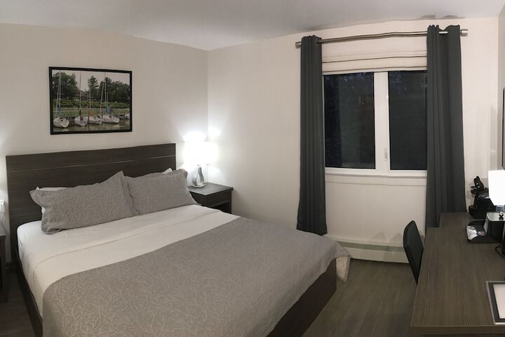 1 Queen Bed (20 of 20)
