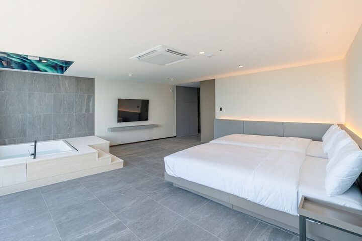 Room 6 of 32