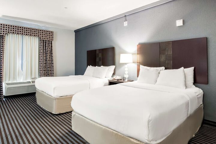 2 Queen Beds (8 of 10)