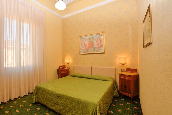 Room 9 of 27