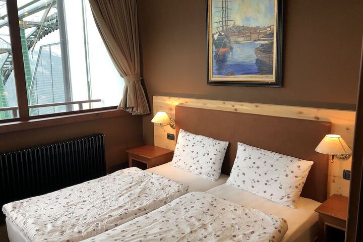 Room 6 of 52