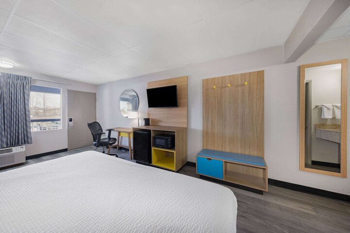 1 King Bed (3 of 19)