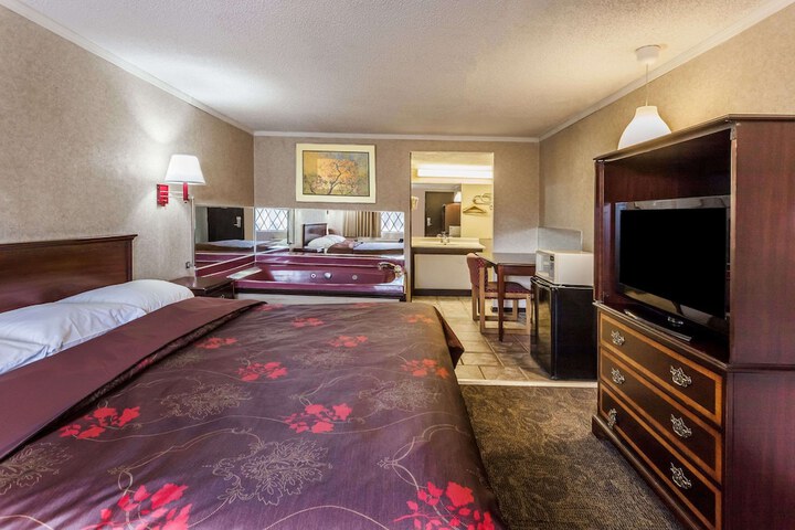 1 King Bed (3 of 11)