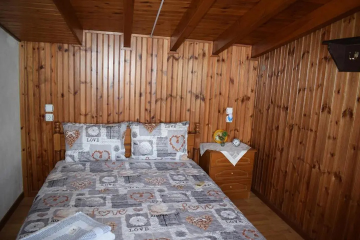 Room 4 of 12