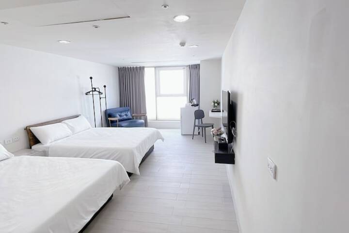 Room 10 of 16