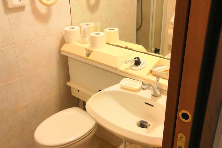 Room 13 of 28