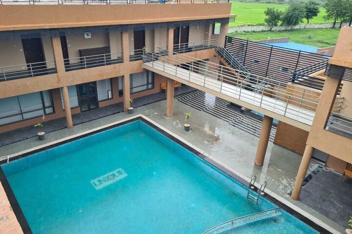 Pool 4 of 10