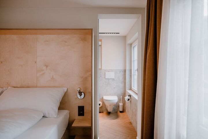 Room 9 of 80