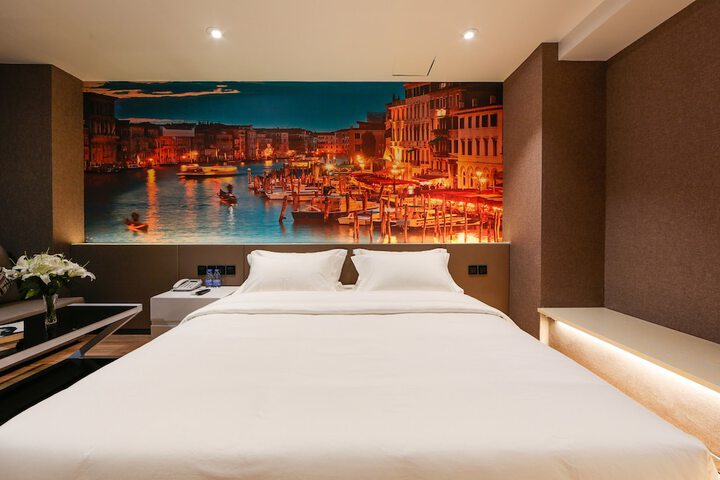 Room 15 of 46