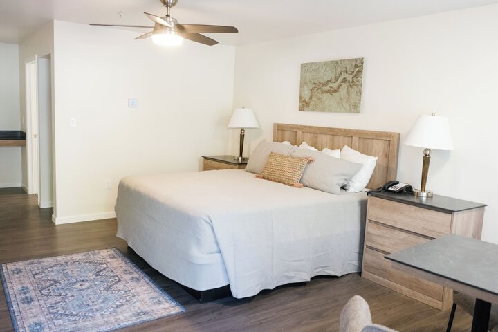 1 King Bed (14 of 16)