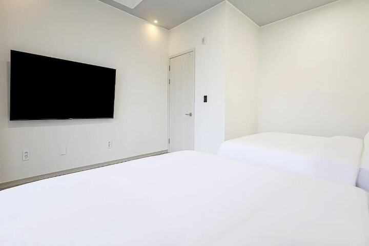Room 9 of 50