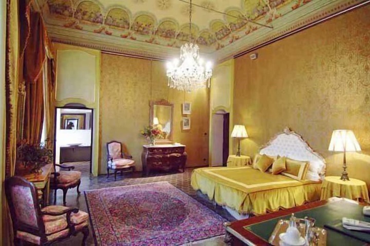 Room 10 of 34