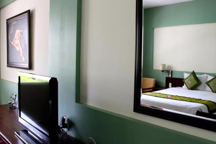 Room 9 of 42