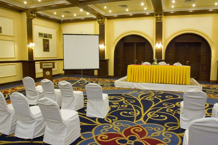 Ballroom/Hall 27 of 41