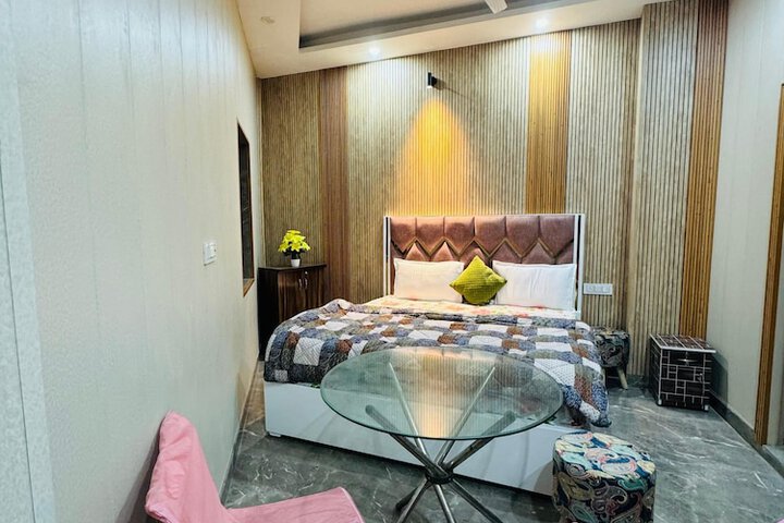 Room 8 of 14