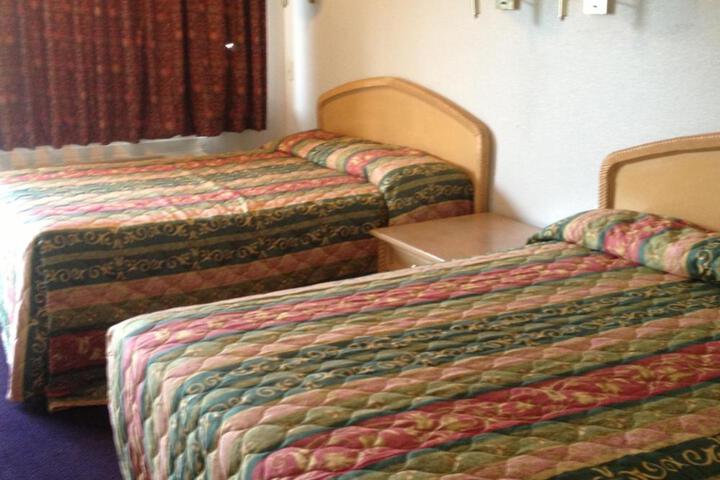 1 Queen Bed (2 of 2)