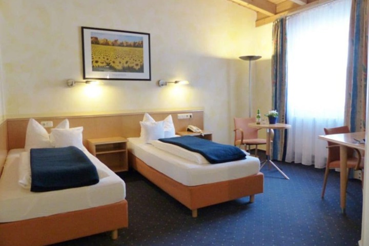Room 3 of 27