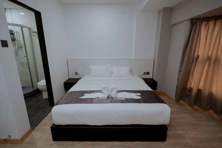 Room 6 of 8