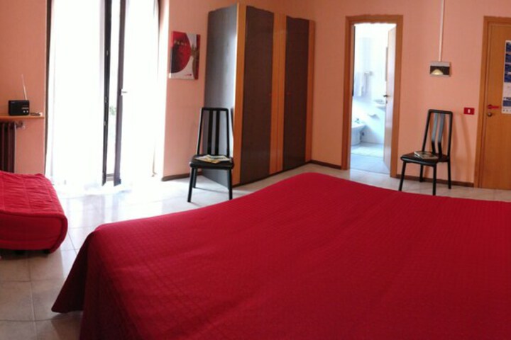Room 9 of 33