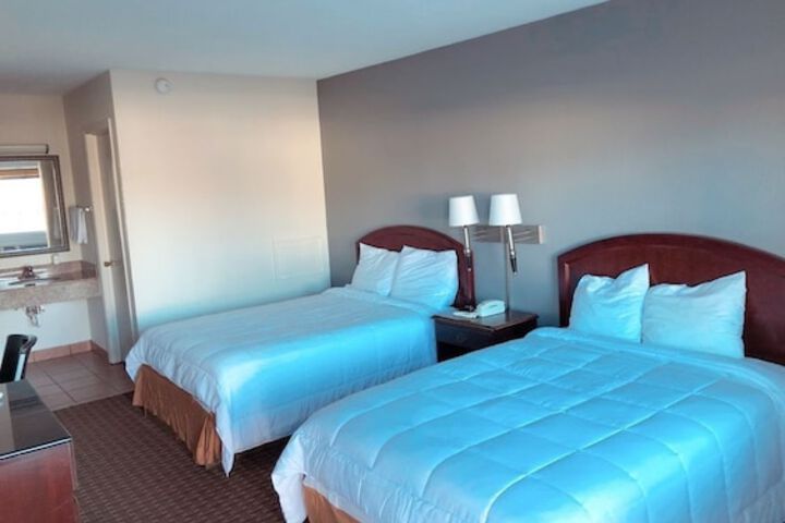 1 Queen Bed (1 of 8)