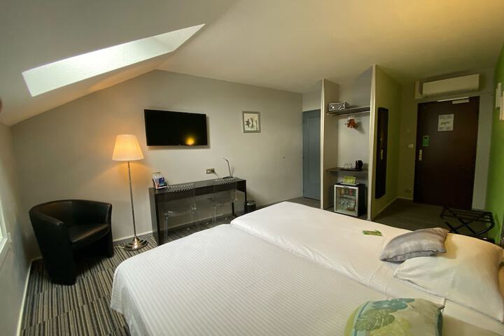 Room 32 of 54