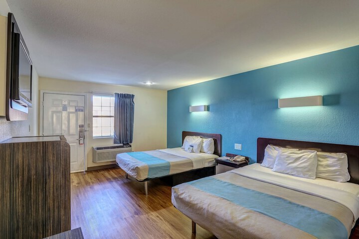 2 Queen Beds (5 of 28)