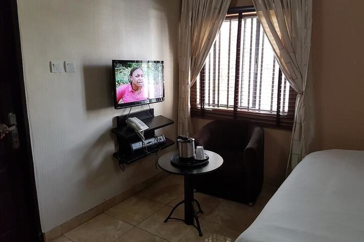 Room 9 of 16