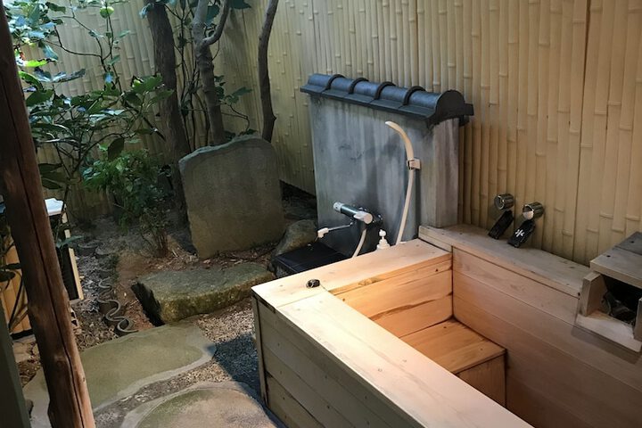 Deep soaking bathtub