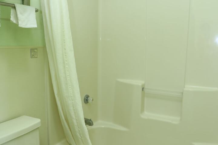 Room 9 of 16