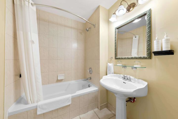Suite 2 Queen Beds Sitting Area WiFi Coffee and Tea Maker Bathtub and Shower Continental Breakfast (22 of 29)