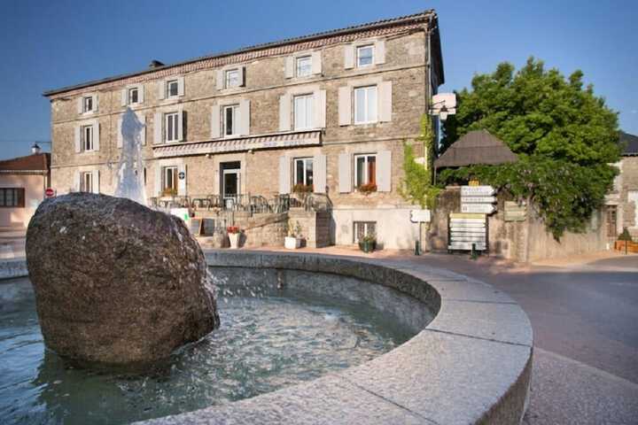 Hotel Restaurant Le Sully in Saint-Saud-Lacoussiere