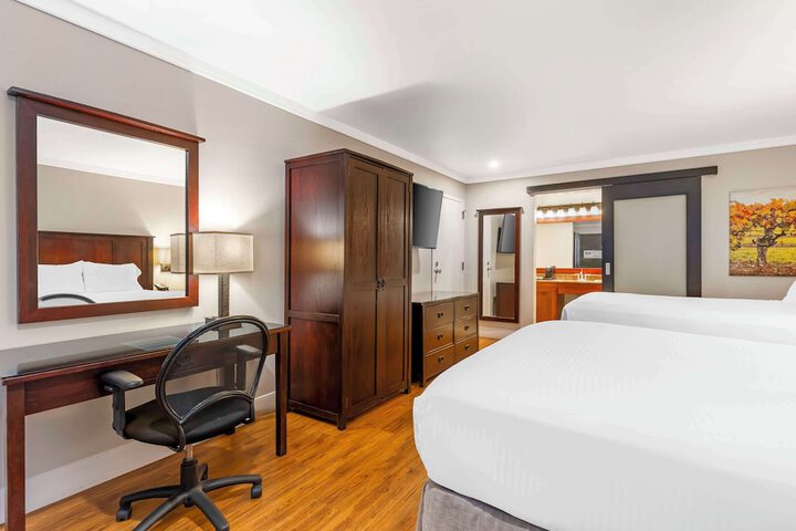 2 Queen Beds (3 of 17)