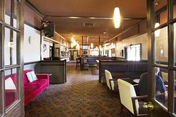 Lounge 11 of 22