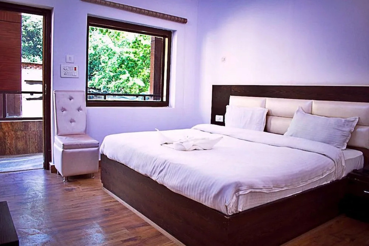 Room 5 of 12