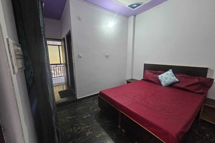 Room 6 of 12