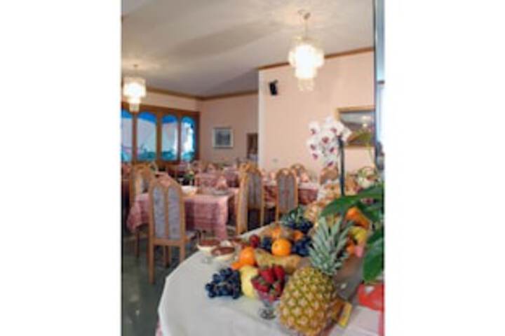 Dining 15 of 28