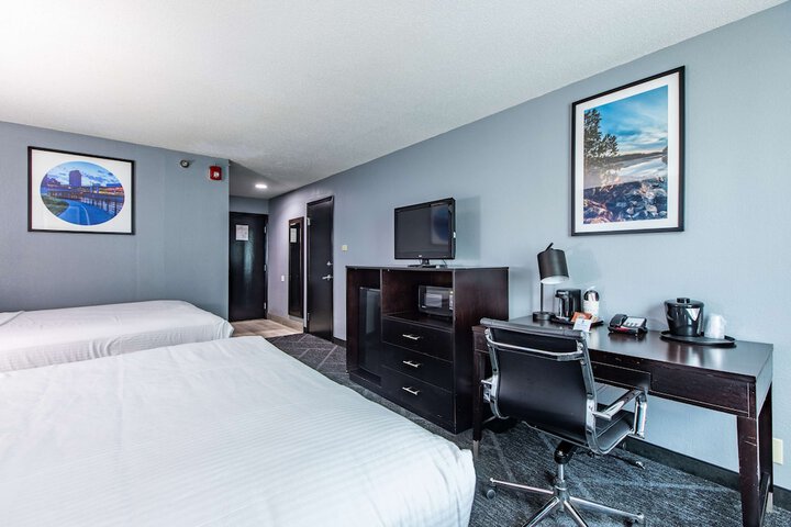 2 Queen Beds Executive Room Living Room Wet Bar Microwave and Refrigerator Bath and Shower Full Breakfast (22 of 34)