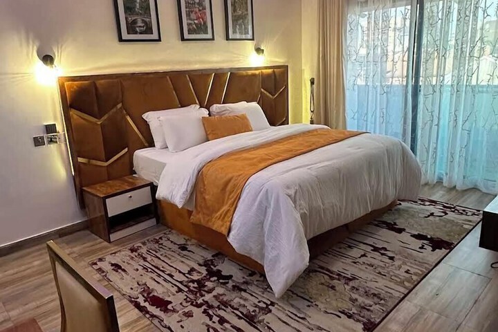 Room 9 of 31