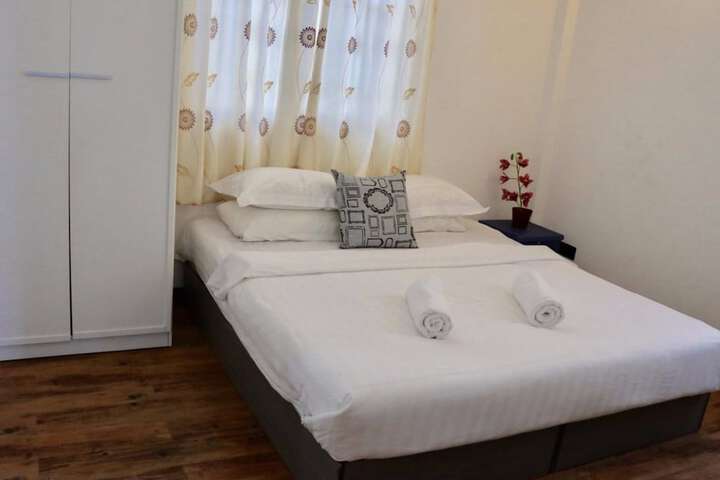 Room 4 of 8