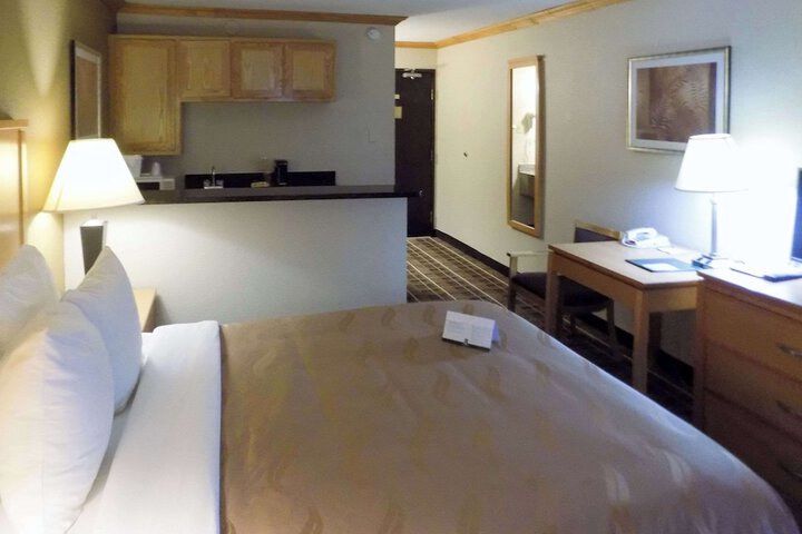 1 Queen Bed Efficiency (15 of 25)