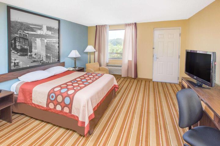 1 Queen Bed (1 of 10)