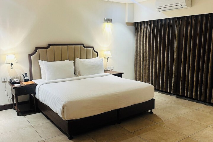 Room 5 of 8