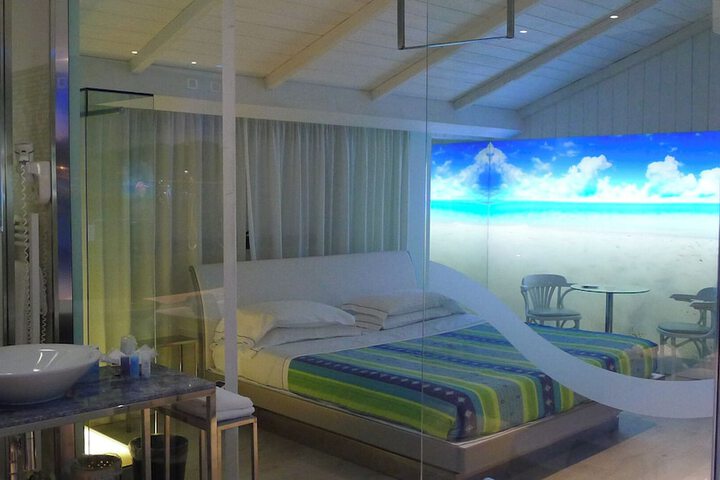 Room 17 of 28