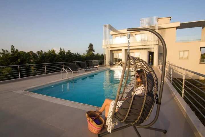 IO Luxury Pool & Hot Tub Suites