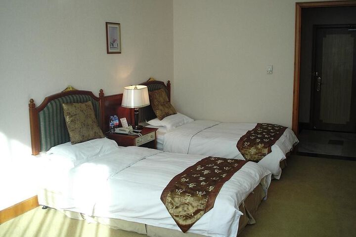 Room 15 of 33