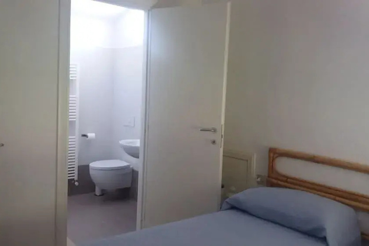Room 5 of 10