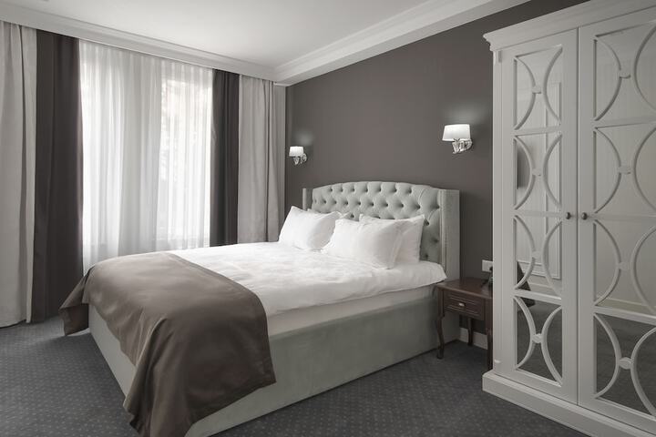 Room 6 of 32