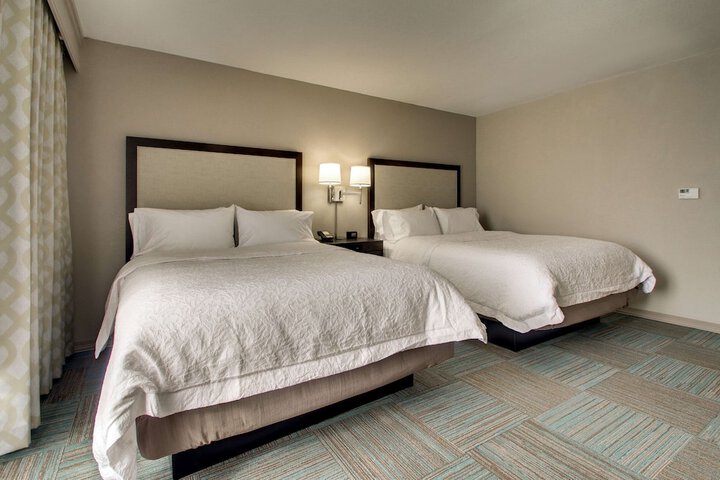 2 Queen Beds Mobility Hearing Accessible Tub (4 of 15)
