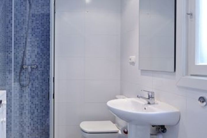 Room 2 of 10