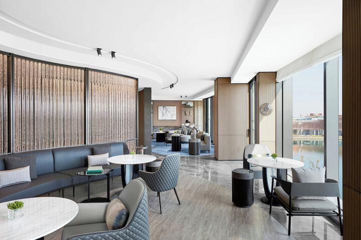 Lounge 52 of 62